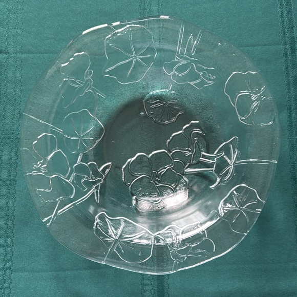 Large clear glass bowl with a minimal pattern of leaves. - Picture 5 of 9